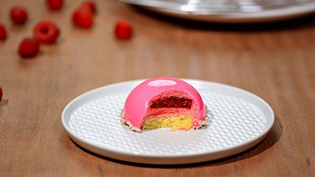 法式慕斯蛋糕，覆上覆盆子釉。粉红色的现代欧洲甜点。视频素材