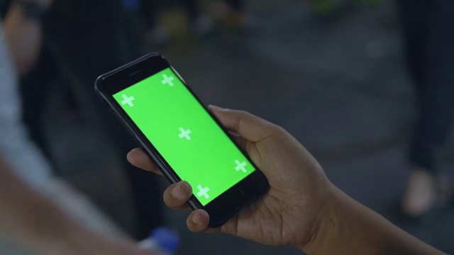 使用绿色屏幕的数字智能手机俯视图视频下载