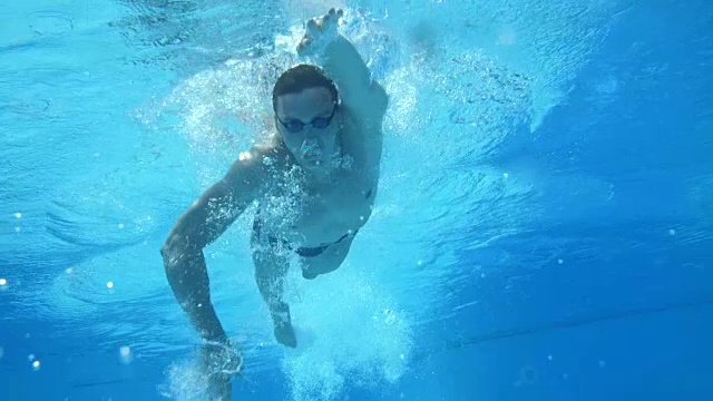 专业的夏季户外游泳池自由泳，水下景观。视频下载