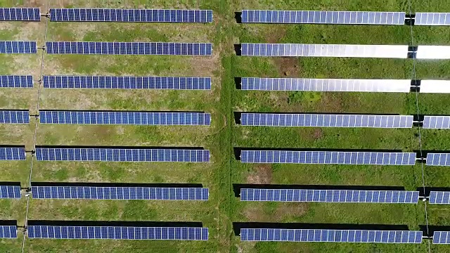 慢镜头:太阳能电池板农场创造清洁的可再生能源视频素材
