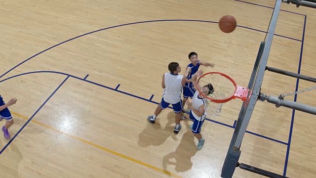 高中篮球运动员将球击向篮筐的高角度投篮视频下载