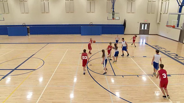 很多人都在传递中学篮球队的消息视频下载