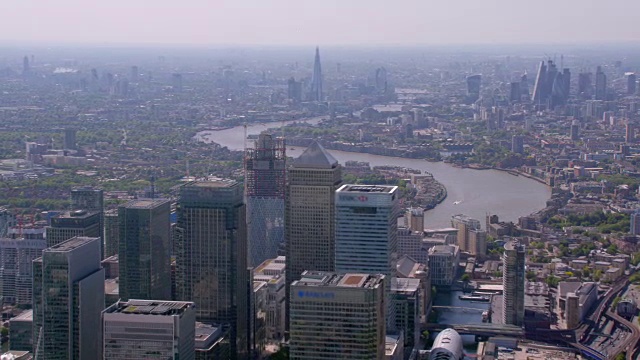 鸟瞰图金丝雀码头，伦敦，英国。4 k视频下载