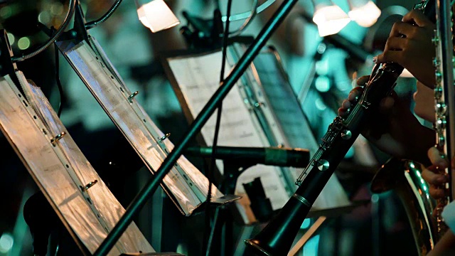 4K特写音乐家演奏单簧管在晚上的户外音乐会视频下载