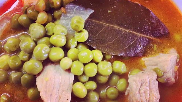 绿豌豆配肉，近距离用餐4k视频视频素材