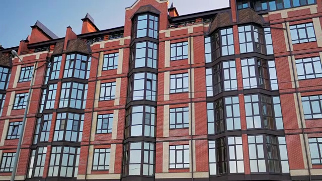 新红砖住宅建筑外部全景拍摄视频下载