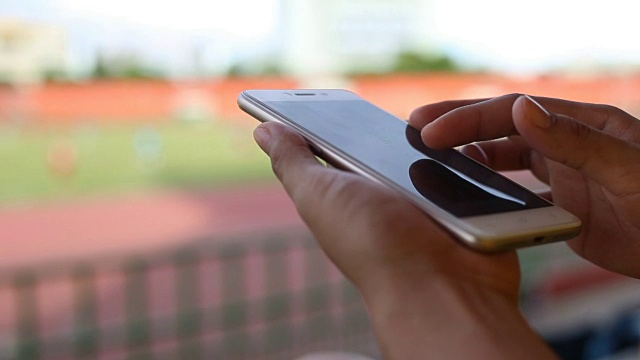 在足球场使用智能手机，沟通理念视频下载