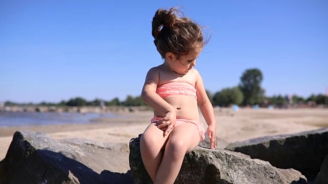 漂亮的小女孩在享受海滩视频素材