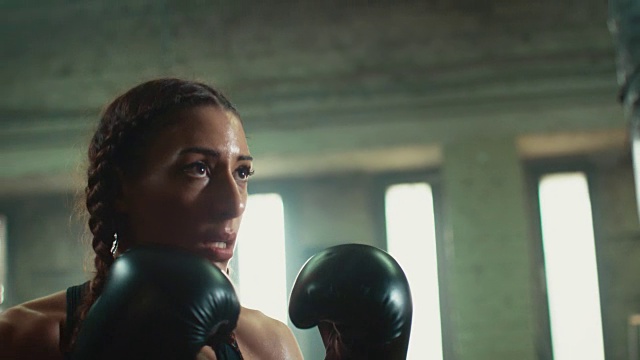 女人拳击拳击袋视频素材
