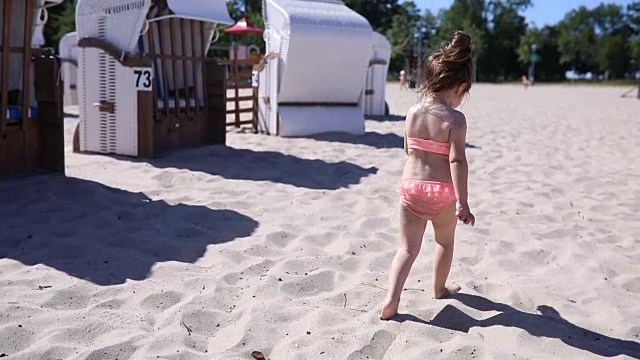 可爱的孩子在海滩操场上散步视频素材