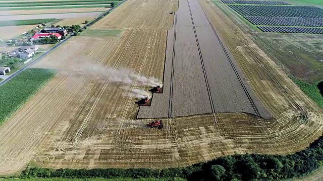 联合机器收获田地。的尘埃视频素材
