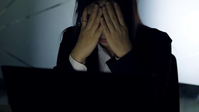情绪压力职场女性视频素材