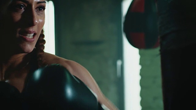 女人拳击拳击袋视频素材