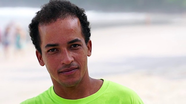 巴西男人在海滩上的肖像视频素材