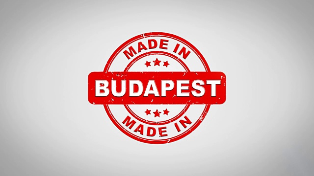 在布达佩斯制作的签名盖章文字木制邮票动画。红色墨水在干净的白纸表面背景与绿色哑光背景包括在内。视频下载