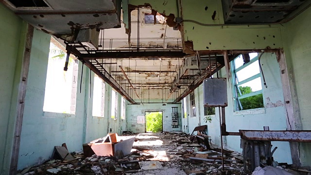 在坎顿岛上废弃的二战建筑内视频下载
