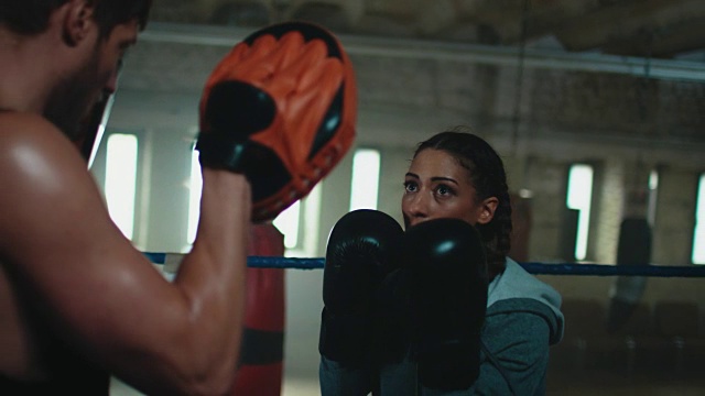 拳击教练教女性视频下载