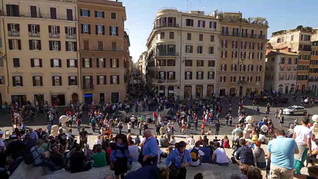 游客们坐在意大利罗马西班牙广场的西班牙台阶上视频素材