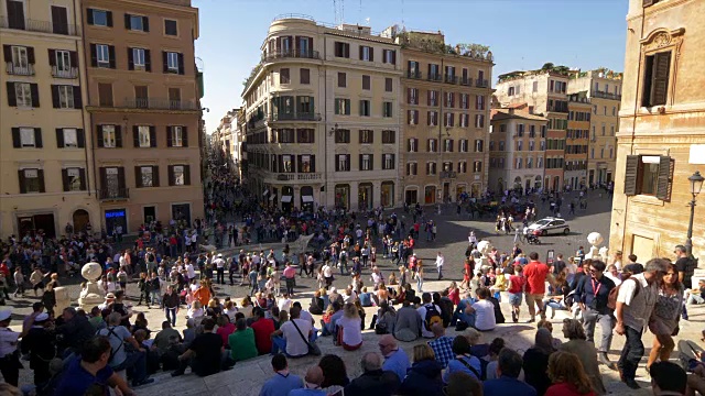 游客们坐在意大利罗马西班牙广场的西班牙台阶上视频下载