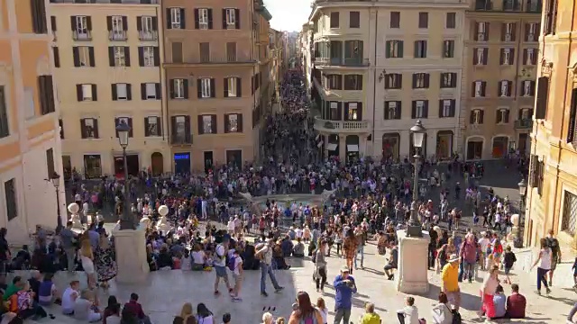 游客坐在意大利罗马西班牙广场的西班牙台阶上，时光流逝视频素材