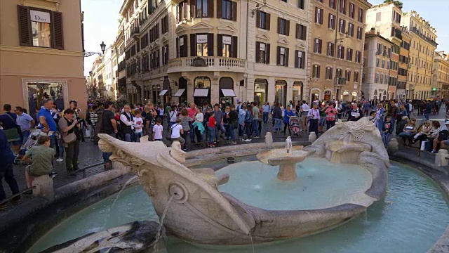 游客们在意大利罗马的西班牙广场观看喷泉Fontana della Barcaccia视频素材