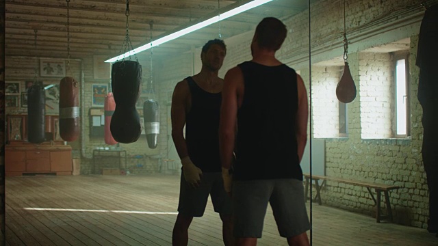拳击手在健身房做伸展运动视频素材