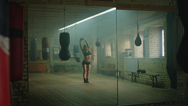 拳击手在健身房做伸展运动视频素材