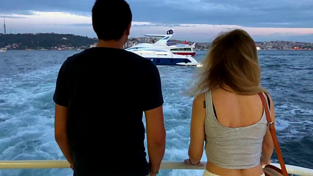 一对夫妇在享受渡船之旅视频素材