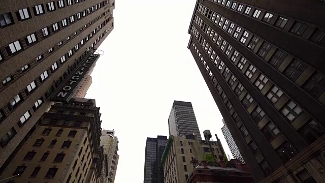 低角度移动拍摄的经典摩天大楼在纽约市中心纽约市曼哈顿视频素材