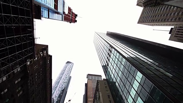 仰望纽约市纽约市曼哈顿现代摩天大楼的移动镜头视频素材