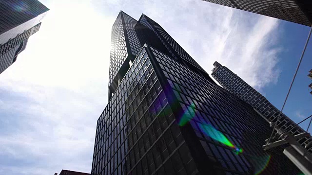 低角度移动拍摄的现代摩天大楼在纽约市曼哈顿视频素材