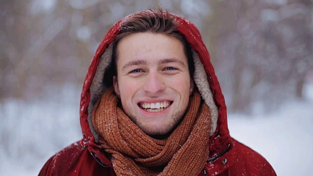 男人的肖像，穿冬季夹克和兜帽视频素材