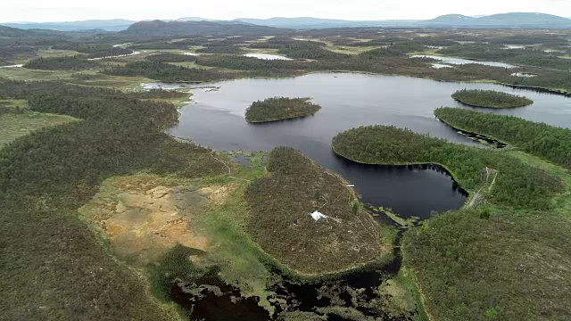 风景飞行在一个绿色的森林景观与湖泊和河流视频下载