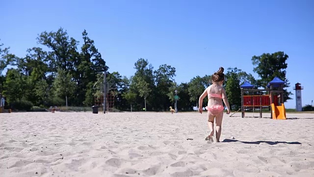 沙滩操场上可爱的幼童视频素材