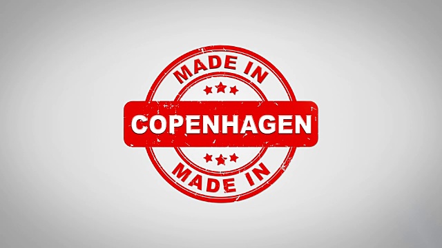 哥本哈根制作签名盖章文字木制邮票动画。红色墨水在干净的白纸表面背景与绿色哑光背景包括在内。视频下载