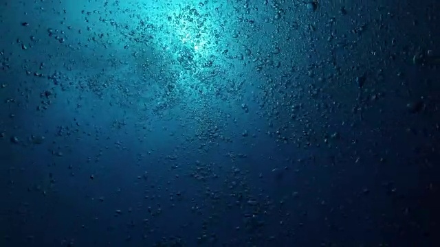 泡沫移动的水下视频素材