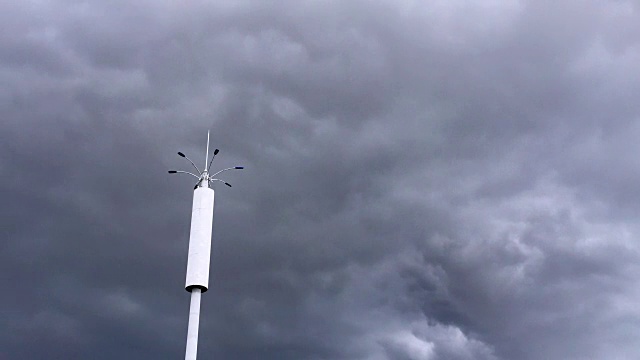 高清延时:在台风天空中，移动基站塔逆风而上视频下载