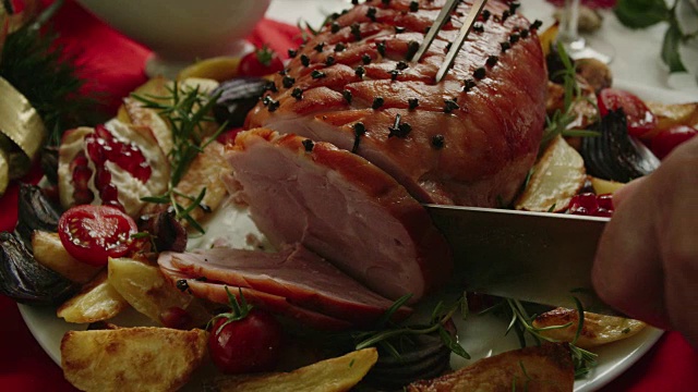 家庭圣诞晚餐与釉假日火腿与丁香，蔬菜，碎派和蛋酒橙松糕视频下载