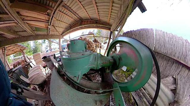 伐木场上的老式锯木机视频素材