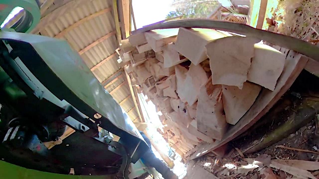 锯木厂正在锯的白色小木材视频素材