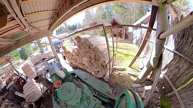 那个有很多木材的小锯木厂视频素材