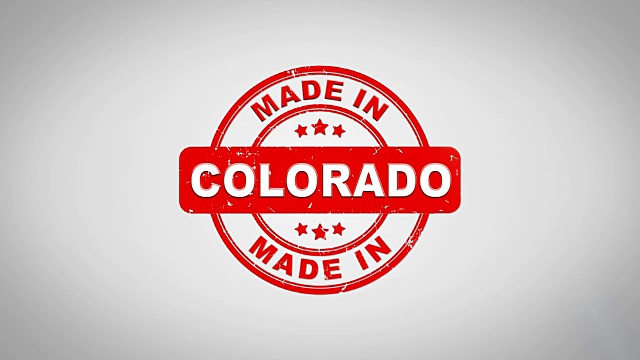 在科罗拉多州签署盖章文本木制邮票动画。红色墨水在干净的白纸表面背景与绿色哑光背景包括在内。视频下载