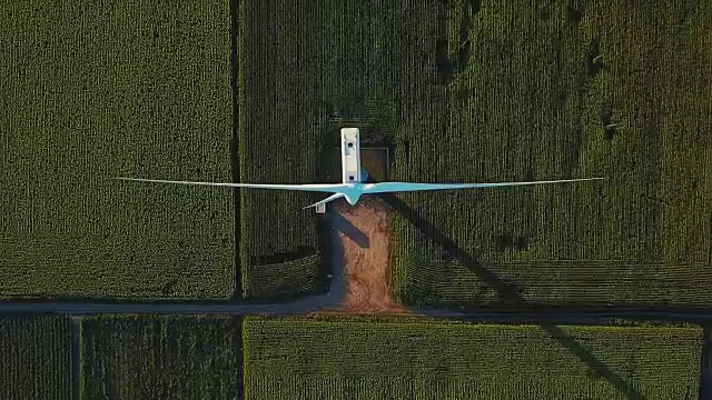 鸟瞰图通过直接上方的风力涡轮机在农业领域视频下载