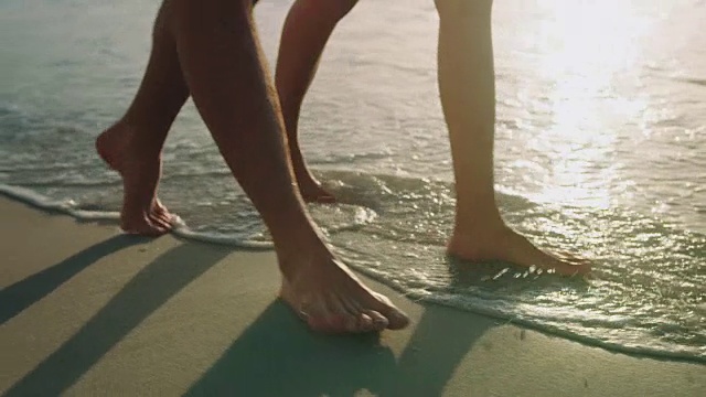 一对情侣在海滩上散步视频下载