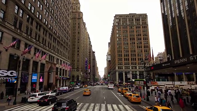 移动拍摄纽约市曼哈顿标志性街道摩天大楼和出租车视频素材