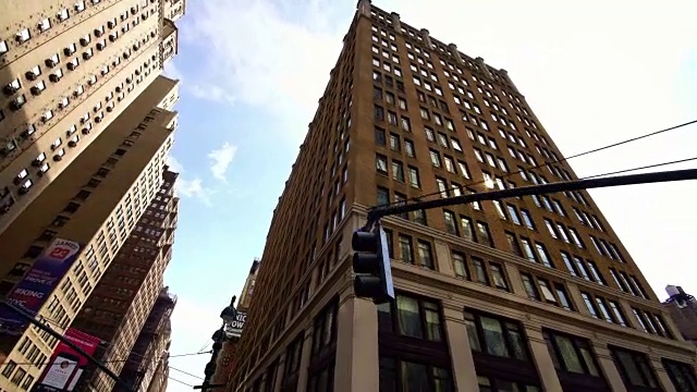 低角度视图移动拍摄的纽约市曼哈顿摩天大楼视频素材