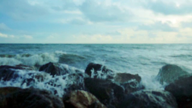 海浪撞击岩石的缓慢运动视频素材