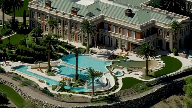 缩小拍摄的谢尔登阿德尔森大厦在拉斯维加斯的游泳池视频下载