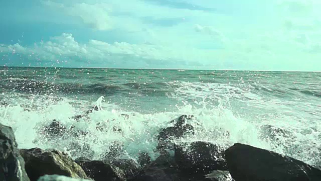 海浪撞击岩石的缓慢运动视频素材