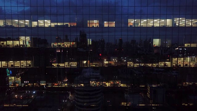 办公大楼夜间视频素材